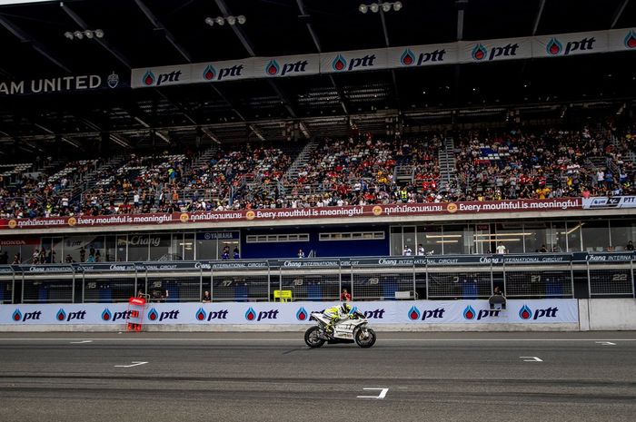 Tribun utama sirkuit Chang, Buriram, Thailand dipadati pengunjung yang menyaksikan tes MotoGP pada F