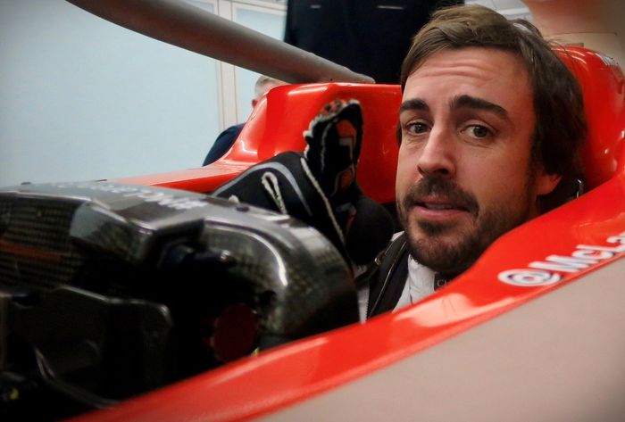 Sempat dibuat frustrasi selama beberapa tahun terakhir, Fernando Alonso tetap bersama tim McLaren tahun depan