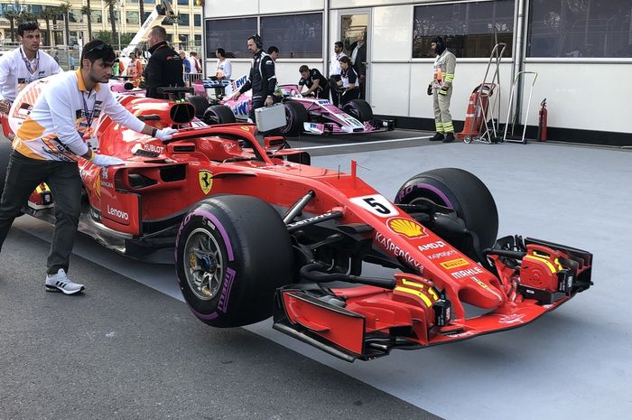 Mobil Ferrari SF71H menuju tempat pemeriksaan usai kualifikasi di GP F1 Azerbaijan