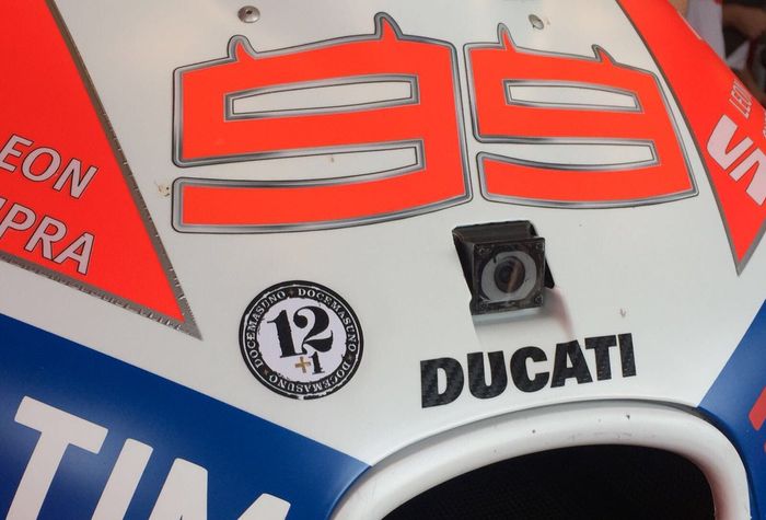 Pada MotoGP 2017, pembalap dan tim mengenang kepergian Nagel Nietto dengan berbagai cara, seperti dilakukan tim Ducati dengan stiker 12+1 ini