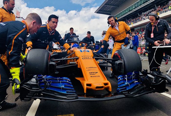 Kru tim McLaren tengah mempersiapkan mobil Fernando Alonso di GP F1 Spanyol 2018