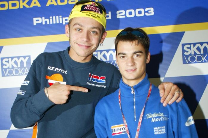 Valentino Rossi (kiri) bersama Dani Pedrosa saat Pedrosa berada di kelas 250 cc