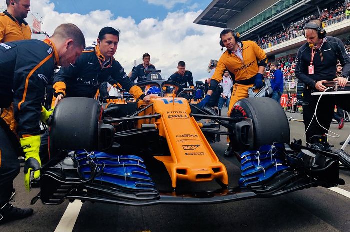 Kru tim McLaren tengah mempersiapkan mobil Fernando Alonso di GP F1 Spanyol