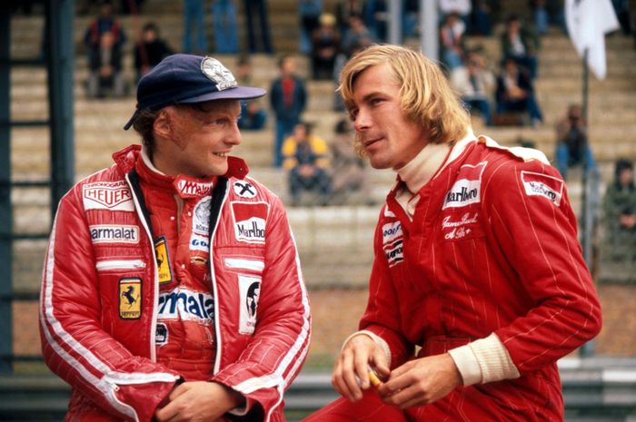 Niki Lauda (kiri) dan James Hunt (kanan) adalah sepasang rival yang hebat di masanya.