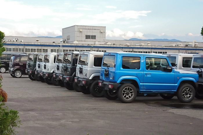 Penampakan belakang Suzuki Jimny di lahan luas