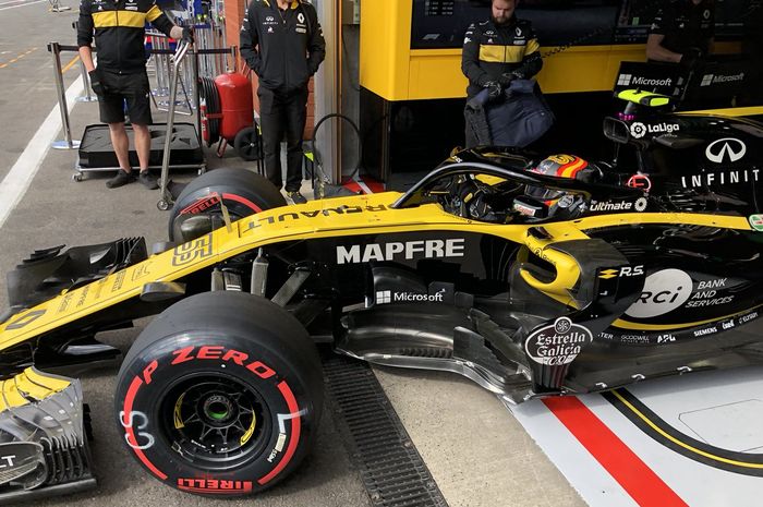 Pembalap Renault, Carlos Sainz memulai start GP F1 Belgia dari belakang