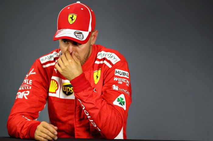 Sebastian Vettel frustrasi dengan strategi Ferrari yang tidak memberinya kesempatan menantang Lewis Hamilton di F1 Singapura