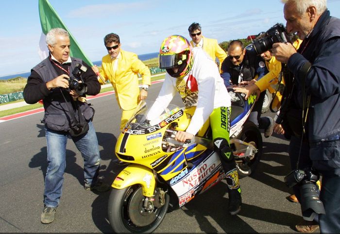 Pembalap kelahiran Tavullia itu menyabet 11 kemenangan dari total 15 seri dan akhirnya menjadi juara dunia 500cc pada 2001