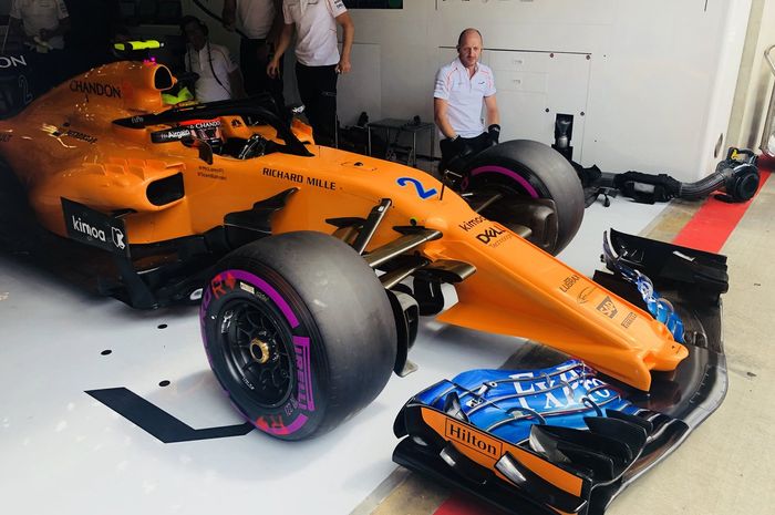 Stoffel Vandoorne berada dalam garasi tim Mclaren, bersiap menjalani sesi latihan bebas pertama  GP FP1 Austria