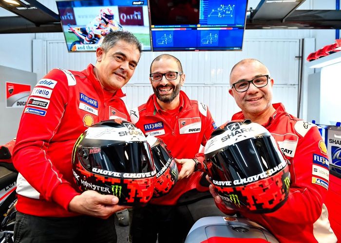 Kru Ducati pamer helm pemberian Jorge Lorenzo saat perpisahan