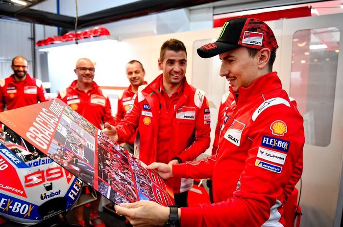 Jorge Lorenzo mendapat kenangan-kenangan dari tim Ducati saat perpisahan