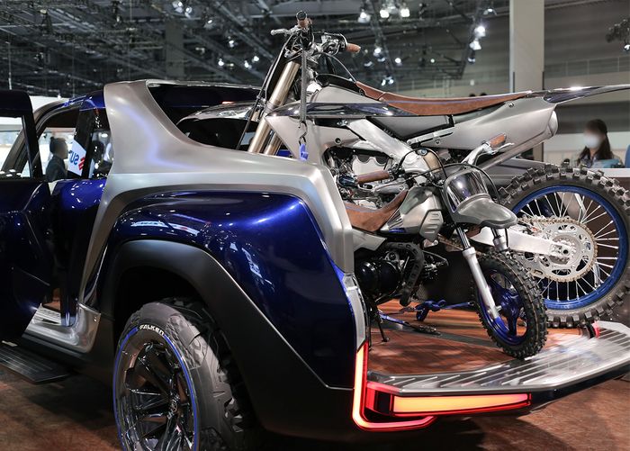bak belakang Yamaha Cross Hub Concept dapat menampung dua motor