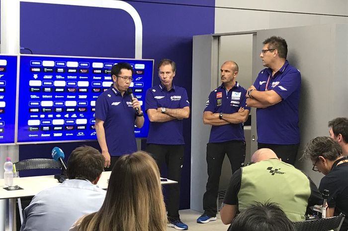 Pemimpin proyek Yamaha MotoGP, Kouji Tsuya (kiri), dan Managng Director Movistar Yamaha Lin Jarvis (dua dari kiri)