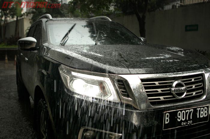 Ilustrasi mobil parkir yang terkena hujan
