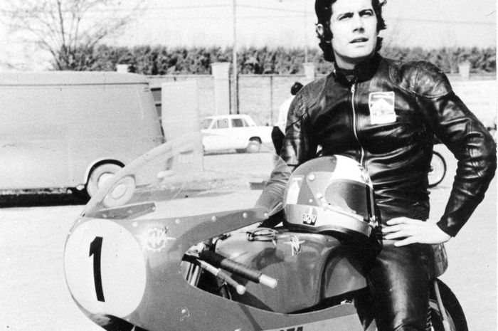 Giacomo Agostini berpose di atas motor MV Agusta miliknya