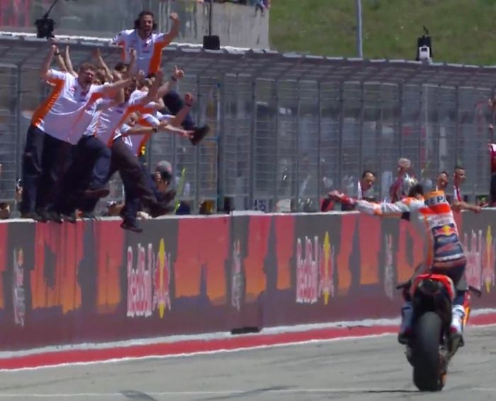 Marc Marquez disambut timnya di garis finish