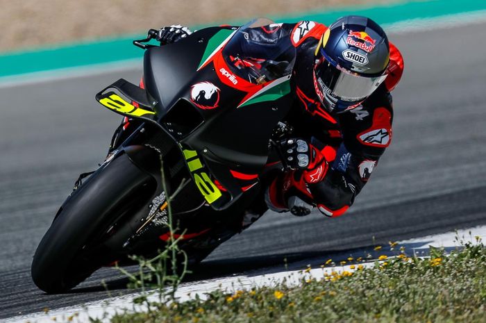 Andrea Dovizioso yang kini test rider Aprilia dinilai punya peran dalam mengembangkan motor RS-SP 2022. Diprediksi akan direkrut. 