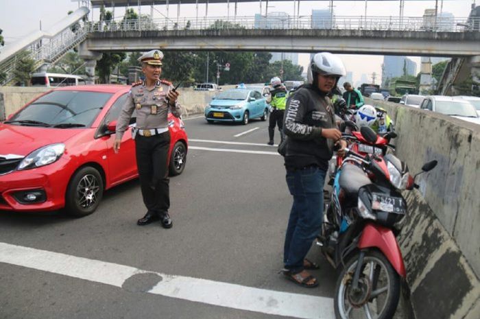 Kombes Yusuf turun ke lapangan menilang pemotor nakal