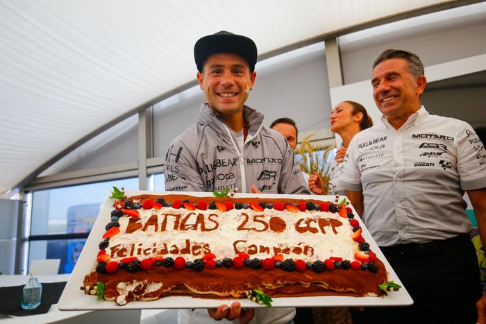 Alvaro Bautista saat merayakan 250 kali start selama berkarir di ajang Grand Prix