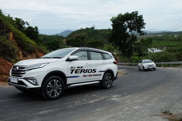 Ilustrasi jalan menanjak dan menurun di rute luar kota