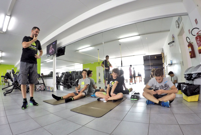 Para pembalap VR46 sedang latihan di gym
