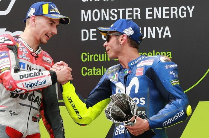 Jorge Lorenzo dapat ucapan selamat dari Valentino Rossi saat meraih kemenangan keduanya untuk tim Ducati di MotoGP Catalunya 2018