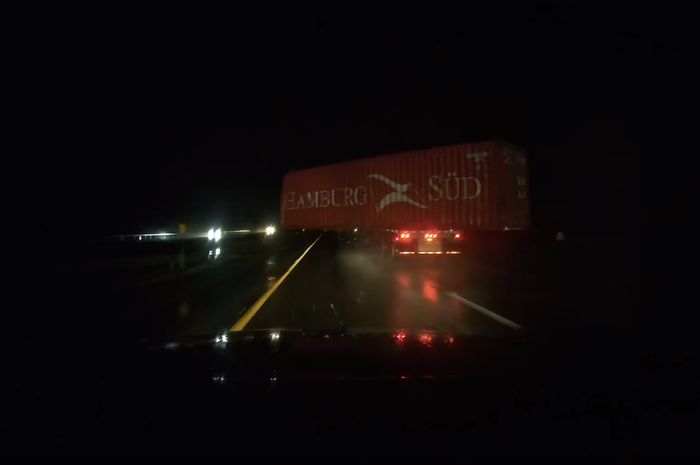 Detik-detik terjatuhnya kontainer dari badan truk