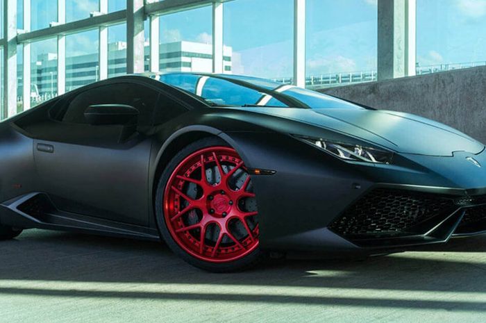 Lamborghini Huracan pakai kelir hitam doff dan pelek ngejreng