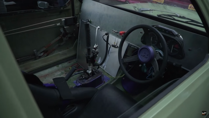 Interior mobil yang sudah dipersiapkan untuk balapan Retro Rides Gathering