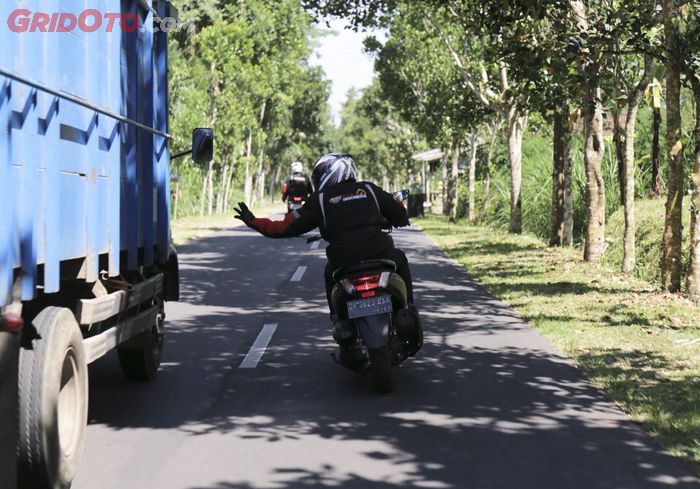Rider NMAX tengah mendahului sebuah truk di kabupaten Bangli