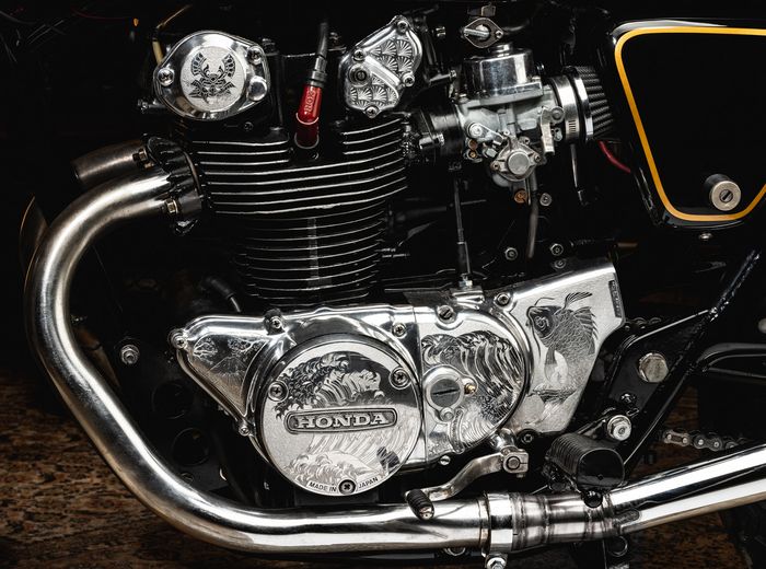 Mesinnya diukir dengan tema Jepang 