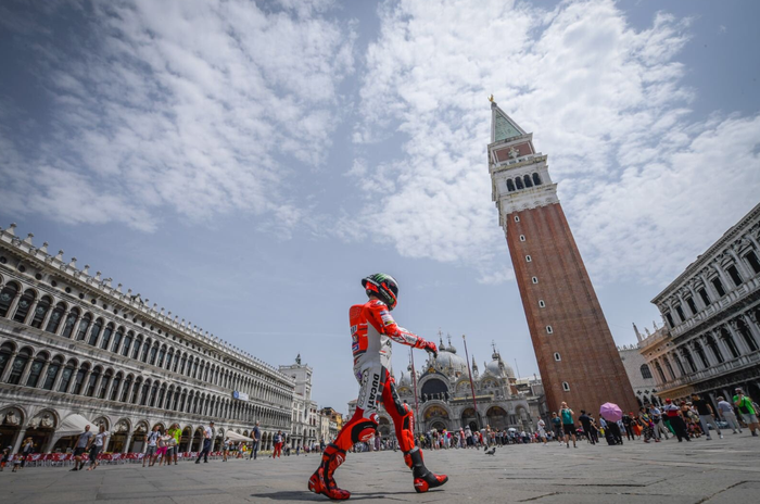 Jorge Lorenzo jalan-jalan ke Venice jelang MotoGP Italia