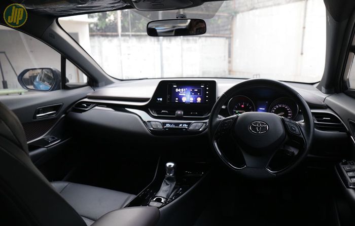 Interior Toyota C-HR minim kompartemen penyimpanan