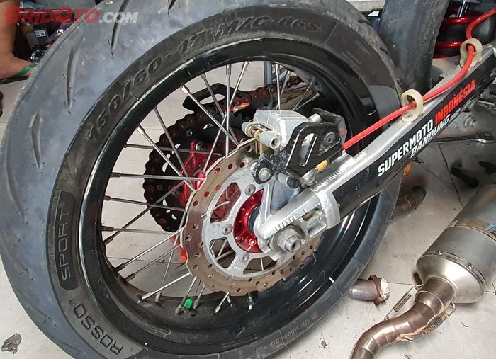 Kalau misalkan kaki-kaki dan ban goyang biasanya bearing roda depan atau bearing teromol sudah oblak