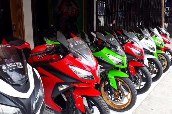 Kawasaki Ninja 250 cc yang dijual di diler Aris Motor Sport di Bekasi Utara