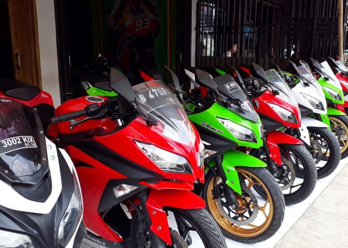 Kayak Peternak Showroom Motor Bekas Ini Punya Banyak Banget Koleksi Ninja 250 Gridoto Com