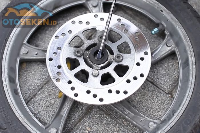 Bearing roda motor yang rusak harus segera diganti