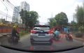 Brakk! Motor Salip Kanan Hajar Keras Motor Dari Depan, Spontan Berantakan