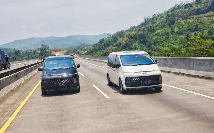 Hyundai Staria melaju di tol Cipularang