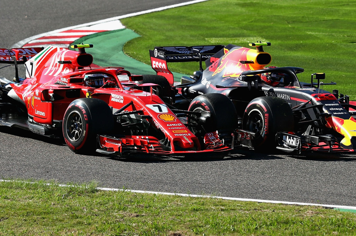Max Verstappen senggol Kimi Raikkonen yang membuatnya dapat penalti 5 detik dan 5 penalti point di F1 Jepang