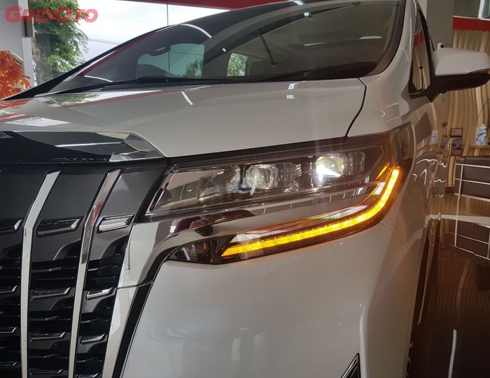 Desain lampu baru Toyota Alphard 2018