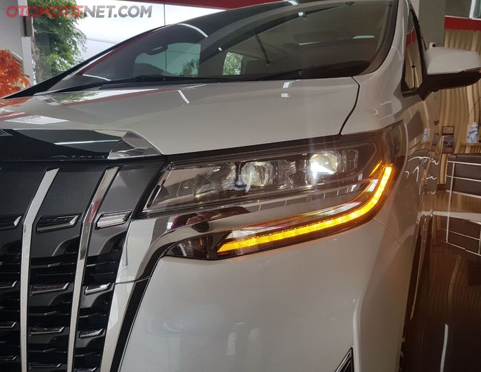 Desain lampu baru Toyota Alphard 2018
