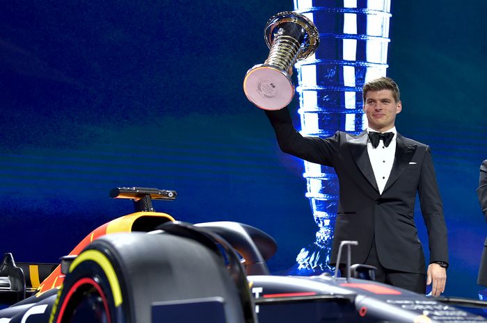 Max Verstappen saat menerima trofi juara dunia F1 2022. Memasuki musim F1 2023 ia harus bayar mahal biaya super licence-nya