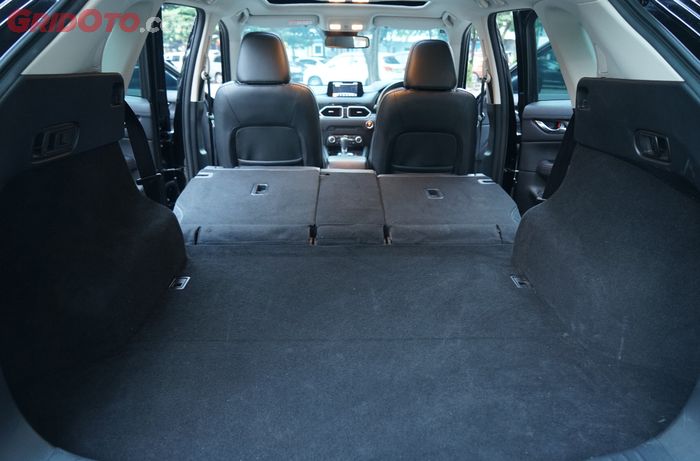Lantai bagasi Mazda CX-5 memang lebih terlihat lebih dalam, namun tak serata Honda CR-V Turbo