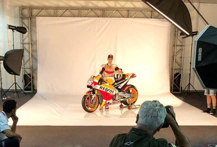 Dani Pedrosa berfoto bersama motor RC213V