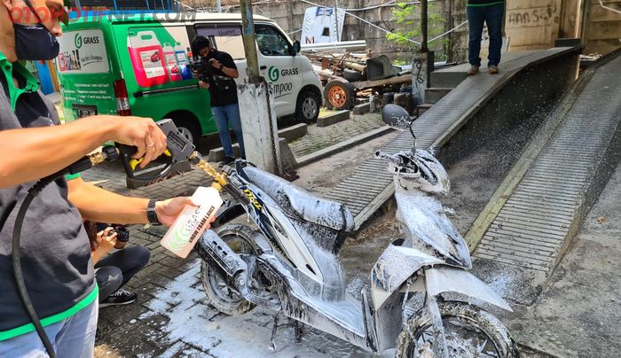Motor yang sudah tahunan tidak pernah dicuci, bisa bersih tanpa perlu diusap pakai kain lap atau busa pencuci
