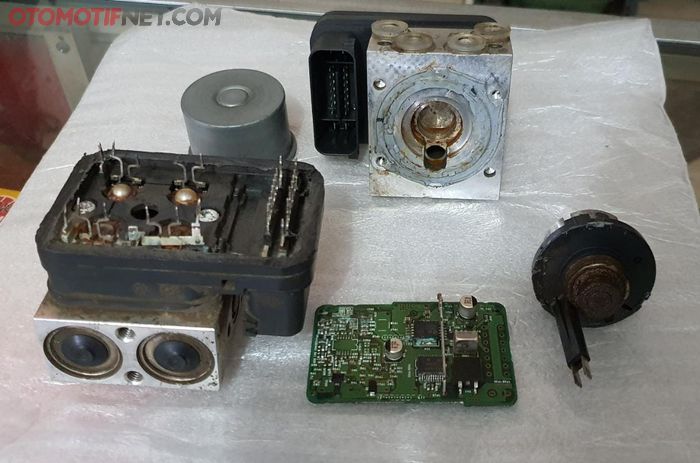 Bagian-bagian modul ABS Motor