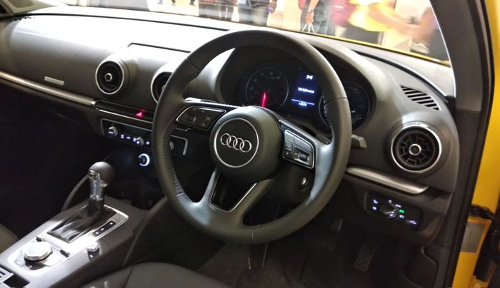 Audi A3 Sporback dipamerikan di mall biar konsumen ngeh dengan mobil ini