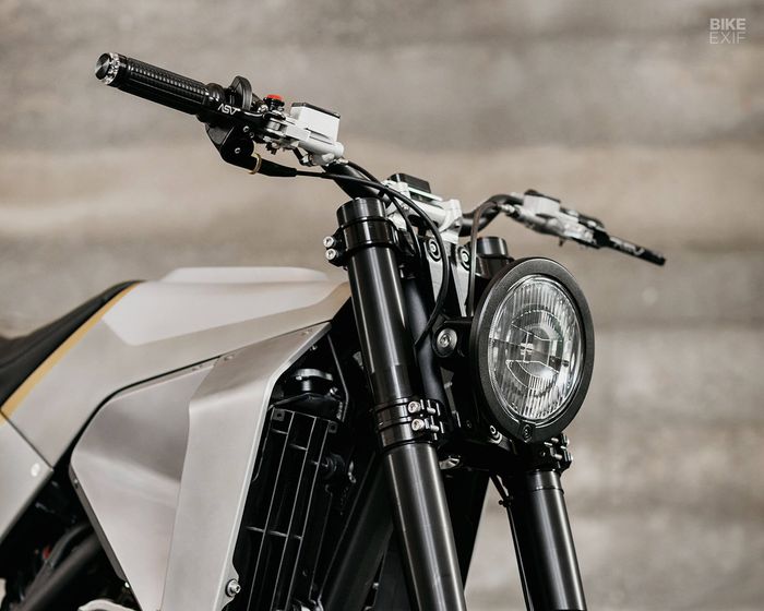 Tampilan depannya dibuat minimalis