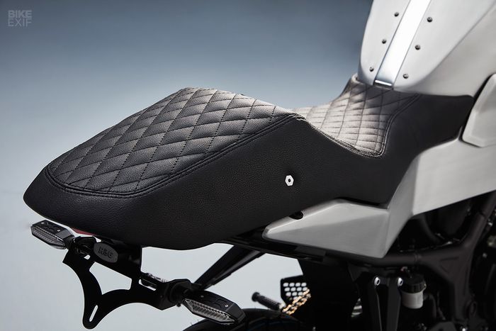Sentuhan klasik untuk jok motor MT25